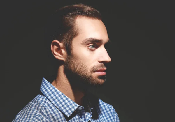 Joven hombre guapo sobre fondo oscuro —  Fotos de Stock