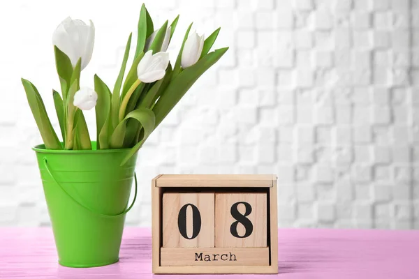 Calendario de bloques de madera y tulipanes en la mesa. Composición para el Día Internacional de la Mujer — Foto de Stock