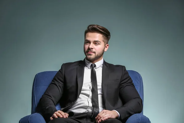 Hombre en traje elegante sobre fondo de color — Foto de Stock