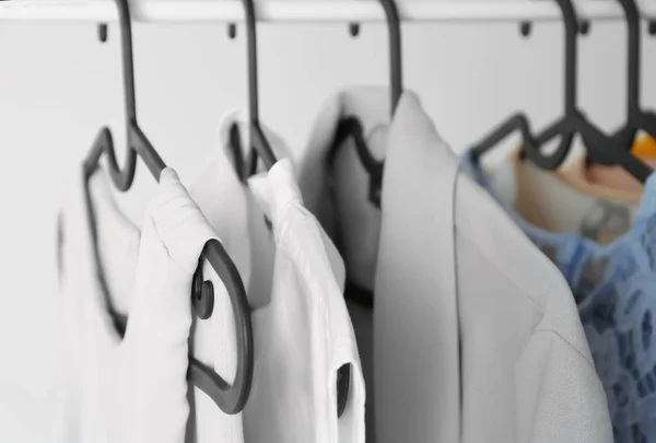 Κρεμάστρες με καθαρά ρούχα στο πλυντήριο, κοντινό πλάνο — Φωτογραφία Αρχείου