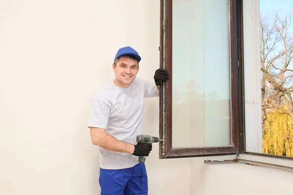 Bauarbeiter repariert Fenster im Haus — Stockfoto