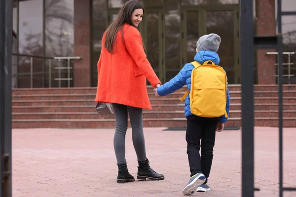 Schattige kleine jongen naar school met zijn moeder te gaan — Stockfoto