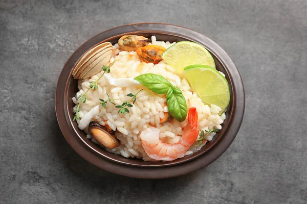 Kom met heerlijke zeevruchten risotto op tafel — Stockfoto