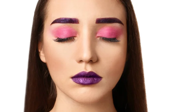 Ung kvinna med färgat ögonbrynen och kreativa makeup på vit bakgrund — Stockfoto
