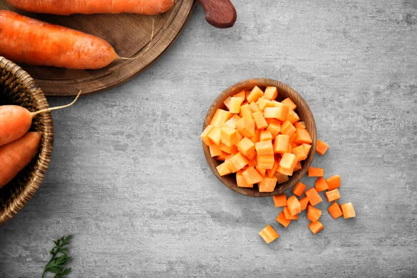 Composizione con carota fresca cruda in tavola — Foto Stock