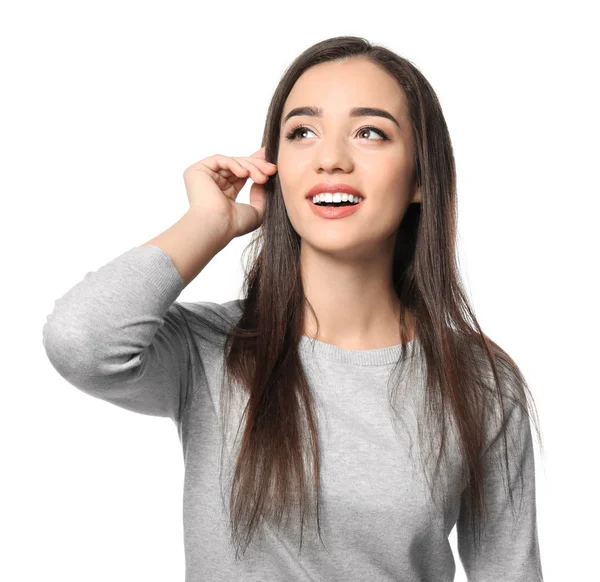 Retrato de una hermosa mujer sonriente sobre fondo blanco —  Fotos de Stock