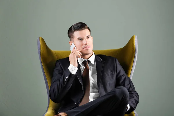 Man in elegant suit on grey background — Stock Photo, Image