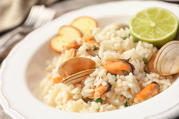 Plaat met heerlijke zeevruchten risotto, close-up — Stockfoto