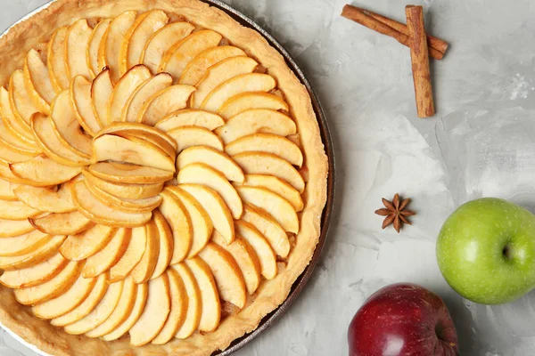 Domácí jablečný koláč v šedé pozadí — Stock fotografie