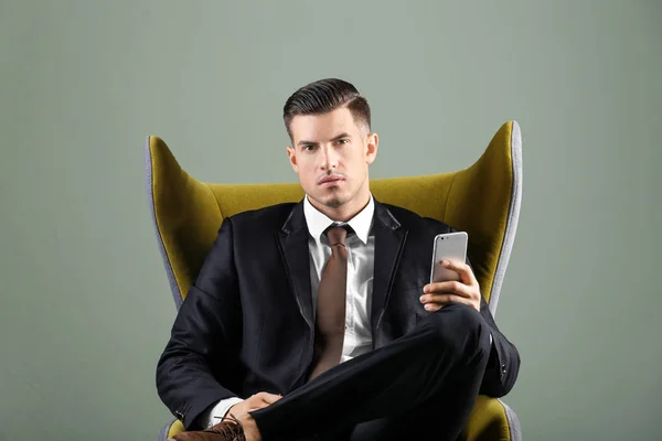 Чоловік в елегантному костюмі на сірому фоні — стокове фото