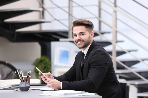 Mannen i elegant kostym på arbetsplatsen — Stockfoto