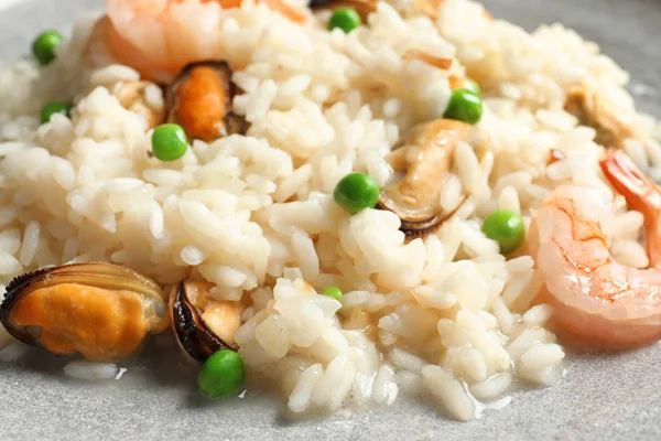 Assiette avec risotto de fruits de mer délicieux, gros plan — Photo