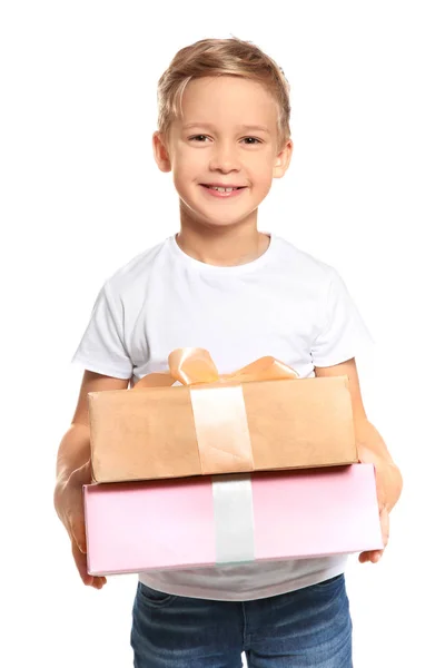 Niedlicher kleiner Junge mit Geschenken zum Muttertag auf weißem Hintergrund — Stockfoto