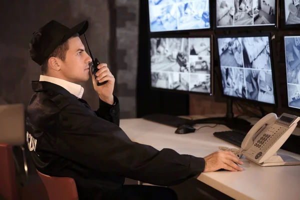 Muž strážníky pomocí rádiový vysílač v kontrolní místnosti — Stock fotografie