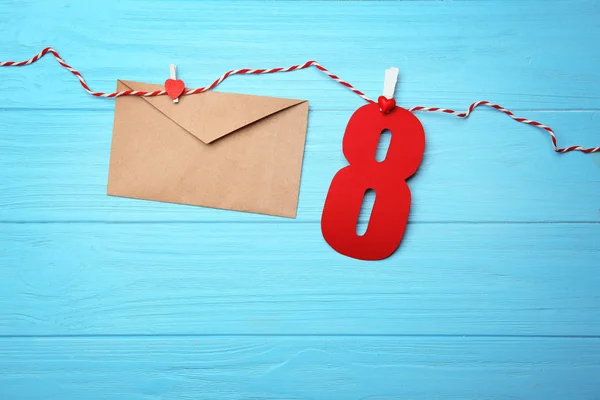 Envelope e número 8 em fundo de madeira. Composição do Dia Internacional da Mulher — Fotografia de Stock