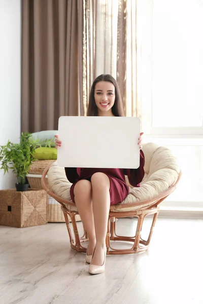 Belle jeune femme avec panneau publicitaire vierge à l'intérieur — Photo