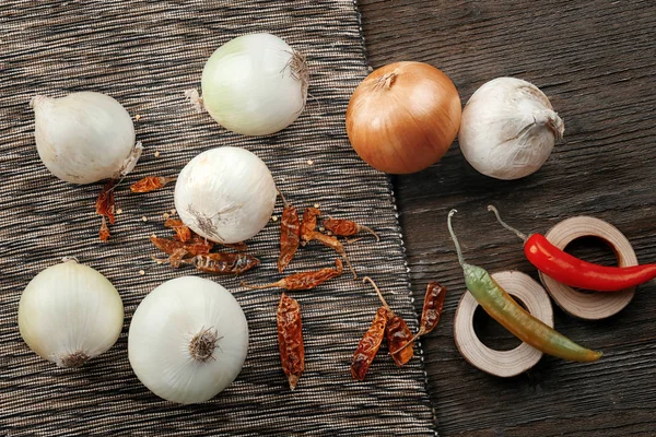 Composición con cebollas frescas y chiles sobre la mesa —  Fotos de Stock