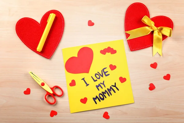 Cute handmade card with text I LOVE MY MOMMY on wooden table. Mother's day celebration — Stock Photo, Image