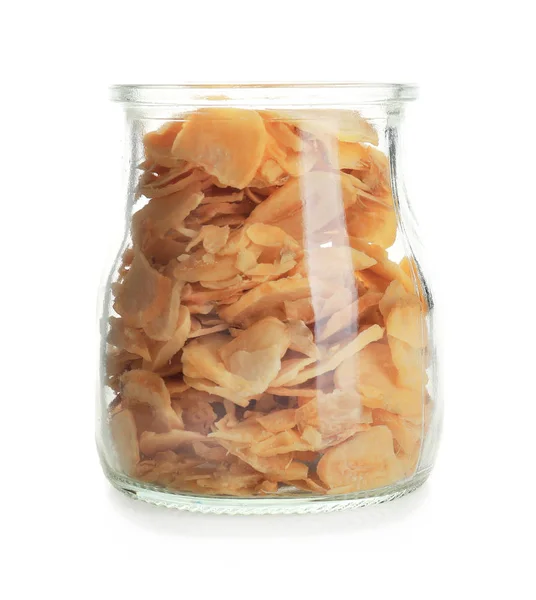 Fiocchi di aglio secchi in vaso su sfondo bianco — Foto Stock