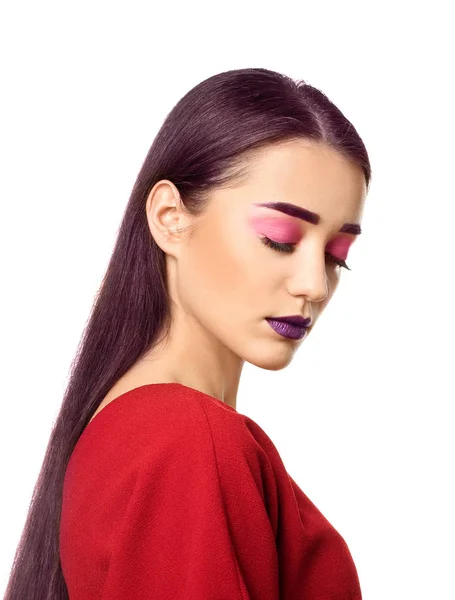 Ung kvinde med farvede øjenbryn og kreativ makeup på hvid baggrund - Stock-foto