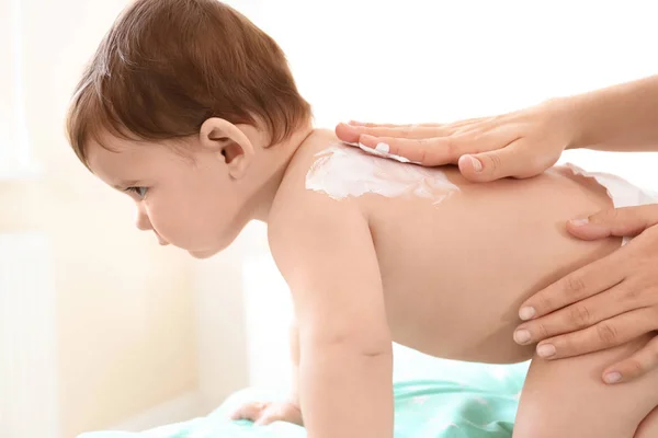 Nő a világos háttér baba testápoló krém alkalmazása — Stock Fotó