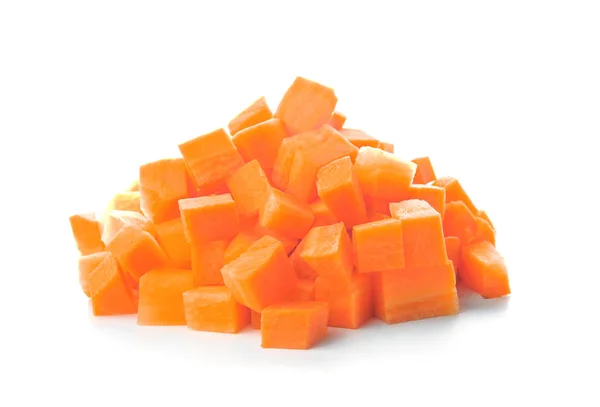 Un mucchio di fette di carota su sfondo bianco — Foto Stock