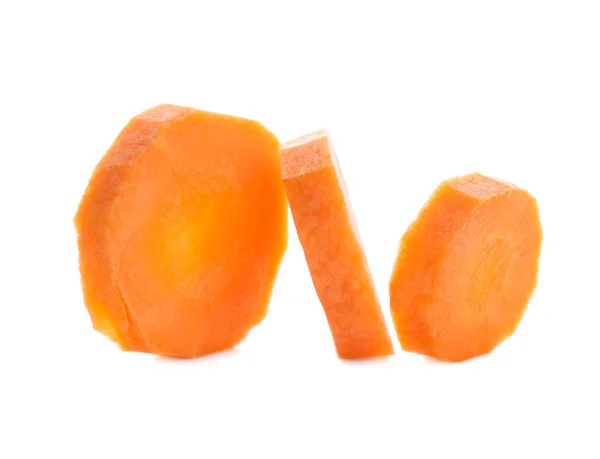 Rodajas de zanahoria sobre fondo blanco —  Fotos de Stock