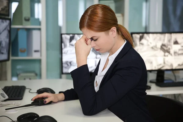 Trött kvinnliga säkerhetsvakt i övervakning rum — Stockfoto