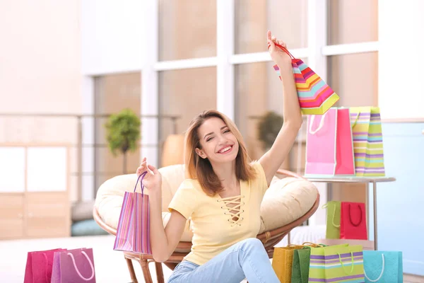 Känslomässiga kvinna efter lyckad shopping hemma — Stockfoto