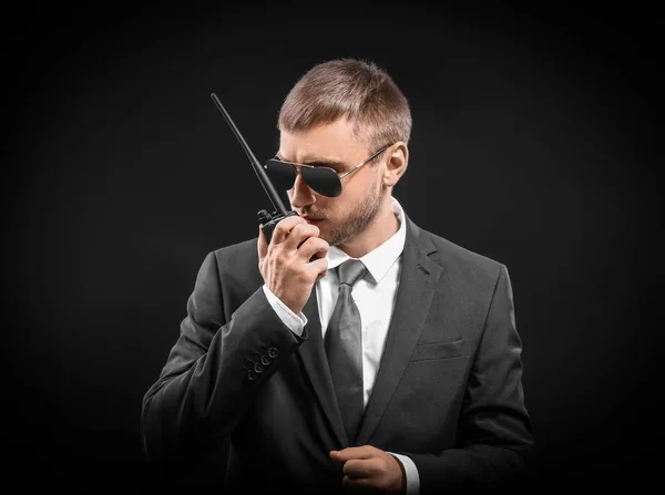 Guapo guardia de seguridad sobre fondo oscuro — Foto de Stock