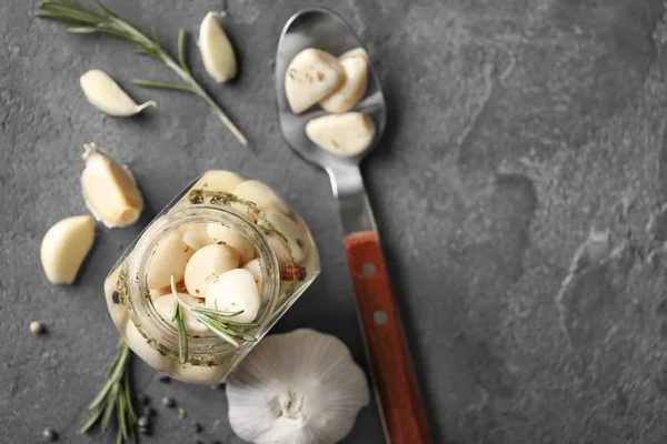 Aglio conservato in vaso di vetro su fondo grigio — Foto Stock