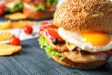 Tablo, closeup kızarmış yumurta ile lezzetli burger