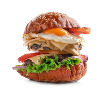 Beyaz arka plan üzerinde kızarmış yumurta ile lezzetli burger