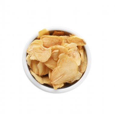 Sarımsak gevreği kase beyaz zemin üzerine kurutulmuş