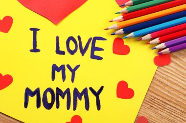 Cute el yapımı kartı ile metin I Love My anne üzerinde ahşap masa. Anneler günü kutlama