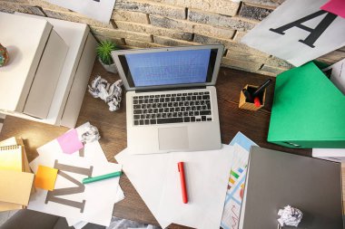 Modern rahat çalışma alanı ile Resepsiyon evde üstünde laptop