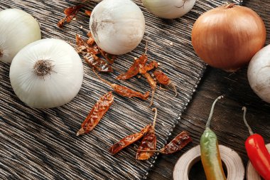 Taze soğan ve biber masada kompozisyonu