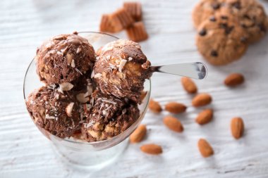 Komposto Kasesi beyaz tahta masada karamelli dondurma ile