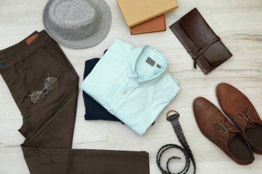 Şık erkek hipster giysiler ahşap arka plan üzerinde dizi