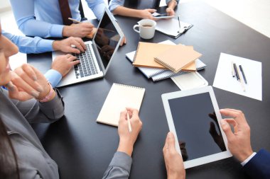 İş projesi üzerinde çalışmanın meşgul uzmanları