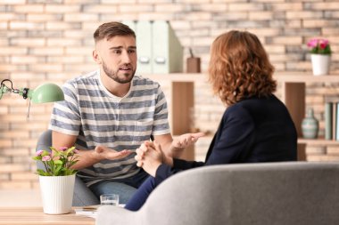 Kadın psikolog ofiste hasta ile çalışma