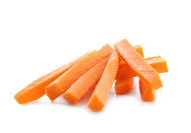 Havuç dilimleri beyaz zemin üzerine yığını