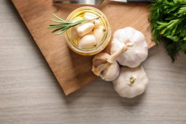 Sarımsak cam ahşap tahta üzerinde korunmuş