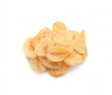 Beyaz arka planda kurutulmuş sarımsak taneleri