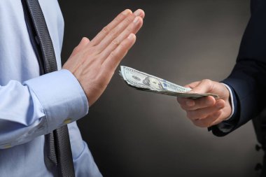 Koyu arka plan üzerinde para almayı reddeden işadamı. Yolsuzluk kavramı