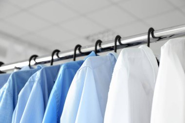 Çamaşırhane temiz gömlek ile raf