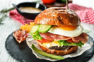 Tablo, closeup lezzetli burger ile kayrak plaka