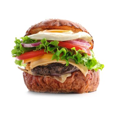 Beyaz arka plan üzerinde kızarmış yumurta ile lezzetli burger