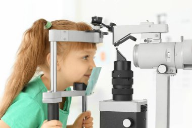 Sevimli küçük çocuk doktoru'nın ofisinde