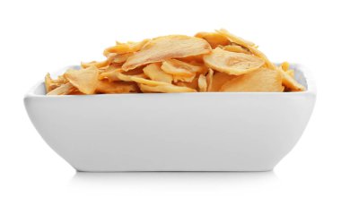 Sarımsak gevreği kase beyaz zemin üzerine kurutulmuş